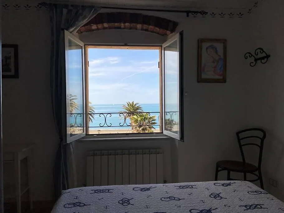 A Window To The Sea Daire Riva Trigoso 0*,  İtalya